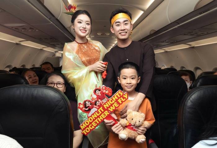 Các em nhỏ đón Trung thu trên máy bay. Ảnh: Vietjet