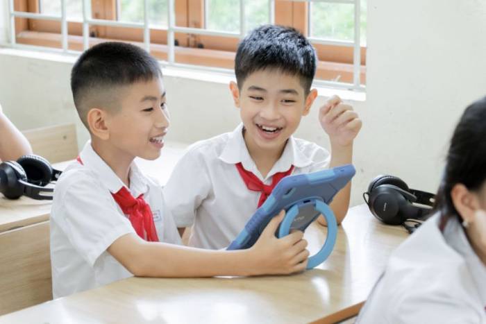 Các em học sinh hứng thú khi sử dụng phần mềm Vuihoc. Ảnh: Vuihoc