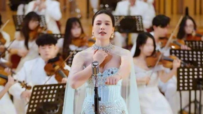 Ca sĩ Nhật Huyền hát 'Màu của đất nước, màu của hòa bình'