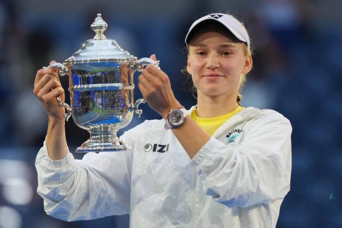 Rybakina nâng Cup vô địch sau khi thắng Sabalenka ở chung kết đơn nữ Mỹ Mở rộng, tại sân Arthur Ashe, Trung tâm Quần vợt Quốc gia Billie Jean King, Flushing Meadows, New York, Mỹ ngày 12/9/2026. Ảnh: AP