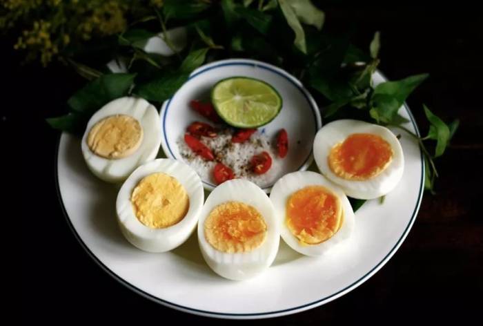Ưu tiên trứng luộc thay vì chiên nhiều dầu mỡ để giảm lượng chất béo trong bữa ăn và hỗ trợ kiểm soát cholesterol. Ảnh minh họa: Bùi Thủy
