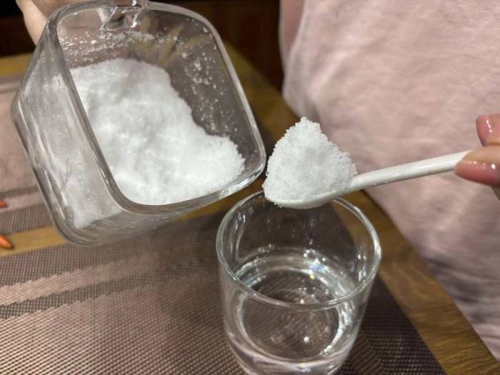 Nước muối có đặc tính sát khuẩn. Ảnh: Anh Chi