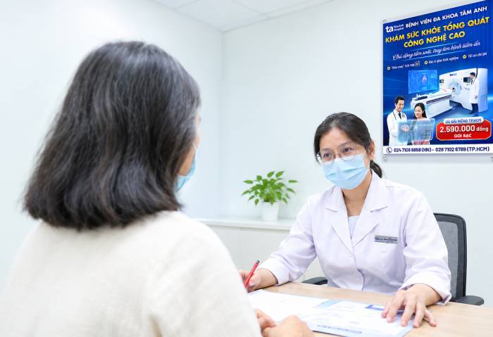 Bác sĩ Như tư vấn người bệnh tiêm vaccine phòng cúm. Ảnh: Bệnh viện Đa khoa Tâm Anh