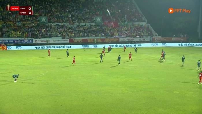 Văn Sơn nhận thẻ đỏ vì phạm lỗi với Đình Bắc