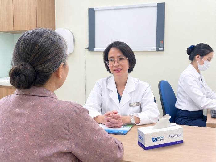 Bác sĩ Hương đang tư vấn cho người bệnh. Ảnh. Bệnh viện Đa khoa Tâm Anh