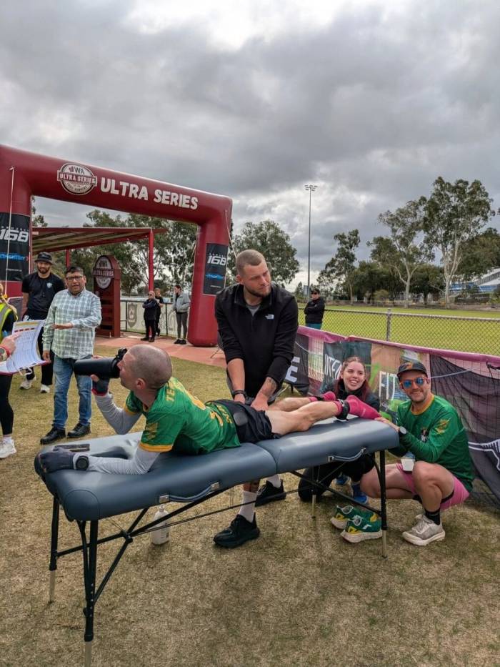 Phil Gore thư giãn sau khi hoàn thành một vòng chạy. Ảnh: Instagram / hr_sports_massage_