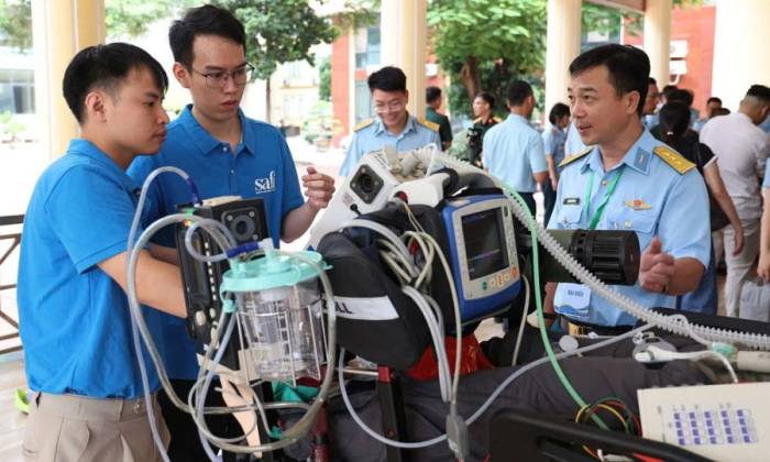 Bộ hồi sức cấp cứu di động, phù hợp cấp cứu trên hàng không. Ảnh: Huy Mạnh