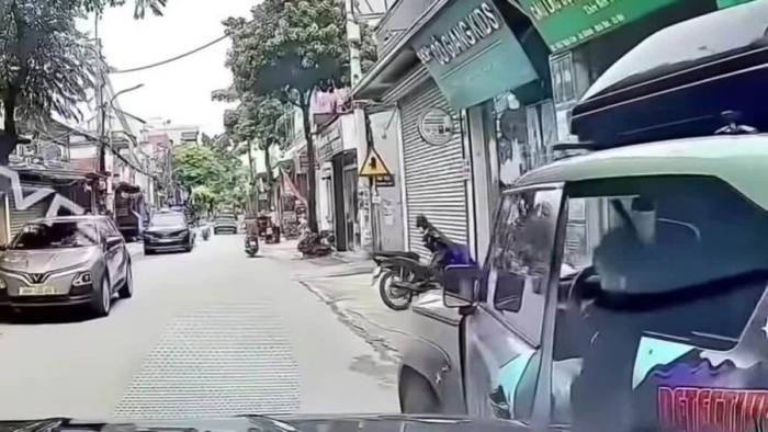 Nữ tài xế mở cửa xe ẩu gây va chạm