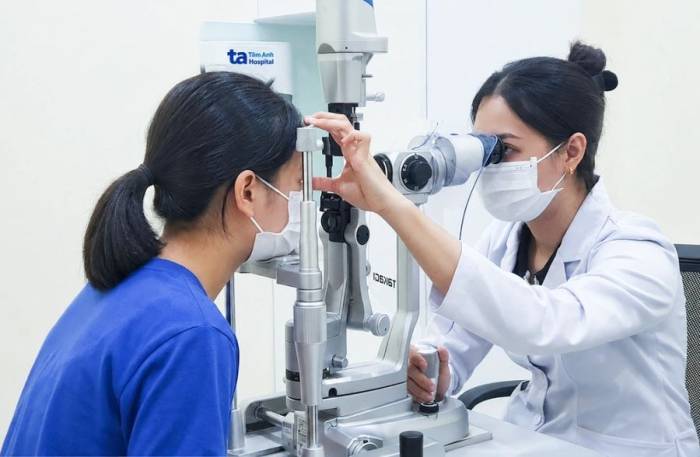 Bác sĩ Nhi soi sinh hiển vi kiểm tra đáy mắt cho bé. Ảnh: Bệnh viện Đa khoa Tâm Anh