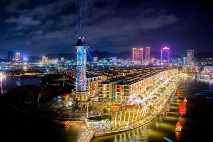 Toàn cảnh Ngọn Hải Đăng và chợ đêm VUI-Fest Ha Long. Ảnh: Sun Group