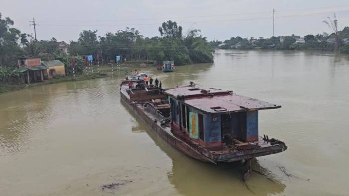 Video giải cứu sà lan