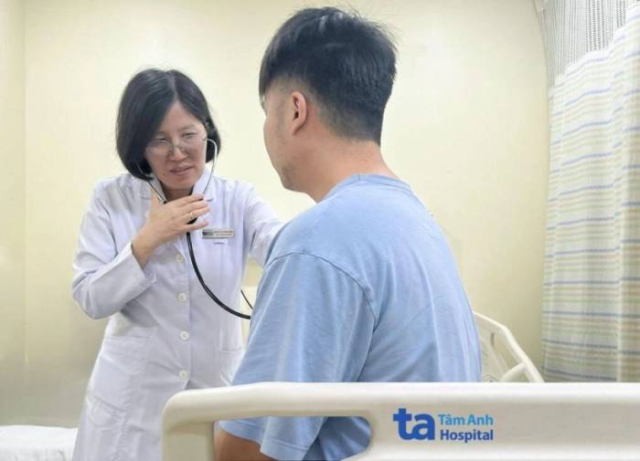 Bác sĩ Bình kiểm tra sức khỏe bệnh nhân trước lúc xuất viện. Ảnh: Bệnh viện Đa khoa Tâm Anh