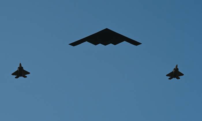Oanh tạc cơ B-2 (giữa) và hai tiêm kích F-22 bay qua Nhà Trắng hôm 4/7. Ảnh: USAF