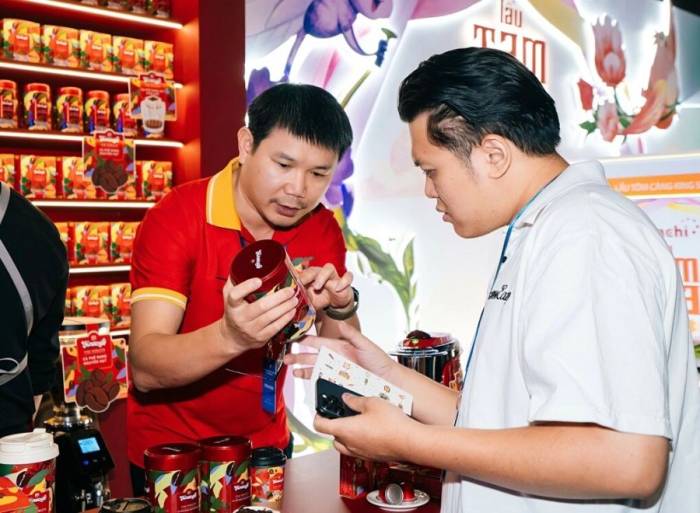 Khách hàng tham khảo các dòng sản phẩm của Masan Consumer. Ảnh: Masan