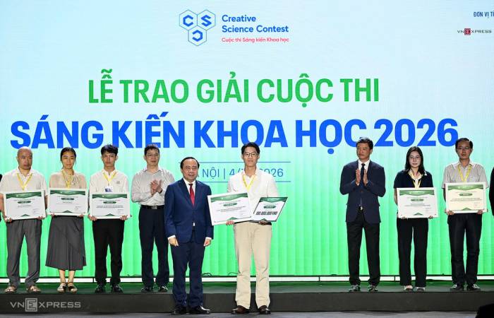 Bộ trưởng Khoa học và Công nghệ Vũ Hải Quân trao giải nhất cuộc thi Sáng kiến khoa học 2026 cho tác giả Châu Khắc Bảo Chương. Ảnh: Giang Huy