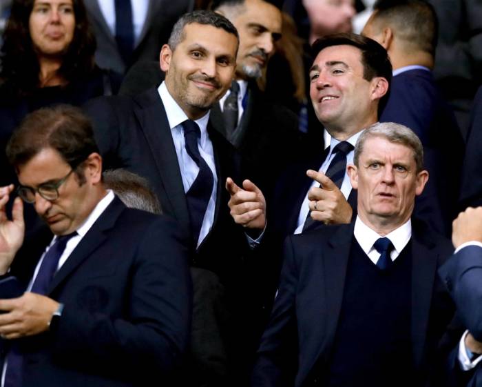 Andy Burnham (phải) trò chuyện với Chủ tịch Man City, Khaldoon Al Mubarak, tại sân vận động Etihad vào năm 2019. Ảnh: PA