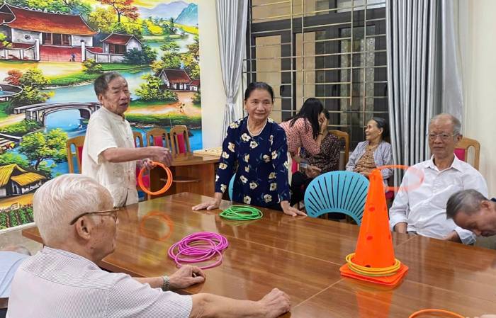 Ông Nguyễn Văn Khánh, 87 tuổi đang chơi ném vòng tại Cơ sở chăm sóc người cao tuổi xã Quốc Oai, tháng /2026. Ảnh: Bùi Hiền