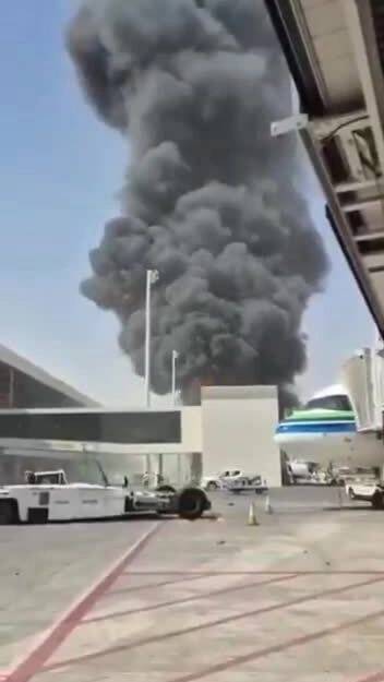 Phi cơ Arab Saudi 'bị phá hủy' khi Houthi không kích sân bay Riyadh