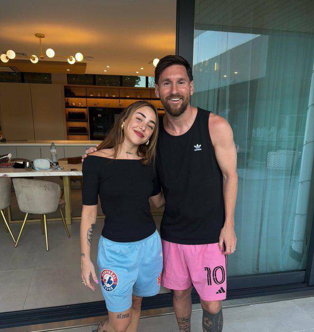 Messi tiếp ca sĩ Nicki Nicole tại nhà ở Funes, ngoại ô Rosario, trong kỳ nghỉ cuối năm 2024. Ảnh: Livedaleplay