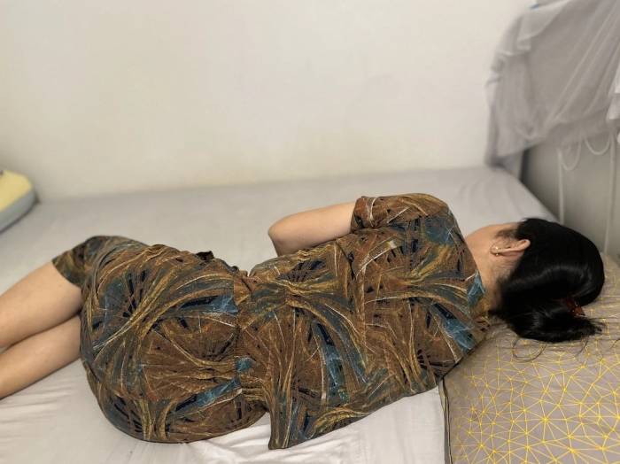 Tư thế ngủ đúng giúp giảm đau lưng và cứng khớp về đêm, cải thiện chất lượng giấc ngủ. Ảnh: Ngọc Phạm