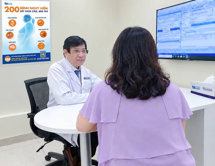 Bác sĩ Hoàng tư vấn điều trị cho chị Trúc. Ảnh: Bệnh viện Đa khoa Tâm Anh