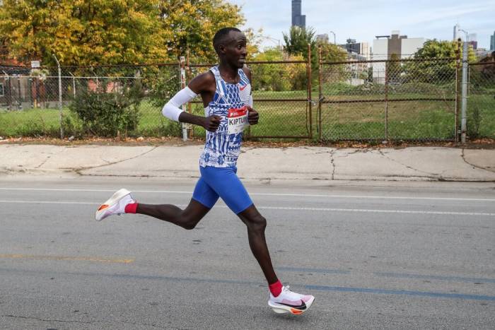 Kiptum sải bước trên đường chạy Chicago Marathon 2023 - giải major anh lập kỷ lục thế giới với thành tích 2 giờ 0 phút 35 giây. Ảnh: Lets Run