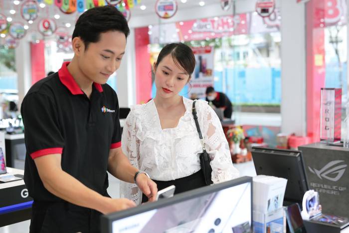 Người dùng tìm hiểu các sản phẩm tại FPT Shop. Ảnh: FPT Shop