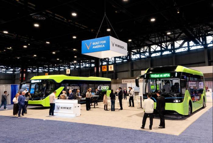 Khách tham quan tìm hiểu các mẫu bus điện tại triển lãm. Ảnh: VinFast