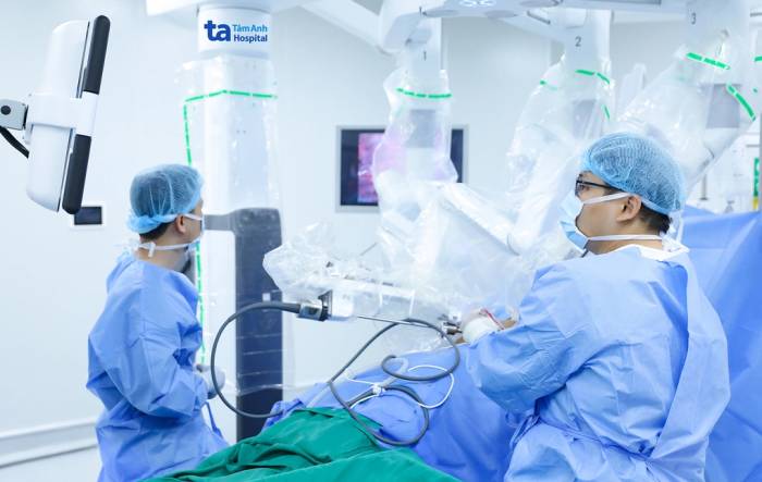 Êkíp Trung tâm Ngoại Lồng ngực - Mạch máu phẫu thuật ung thư phổi cho người bệnh. Ảnh: Bệnh viện Đa khoa Tâm Anh