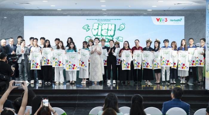 4 đội thi thuộc 4 trường đại học khu vực miền Bắc ra mắt tại sự kiện. Ảnh: Tùng Đinh