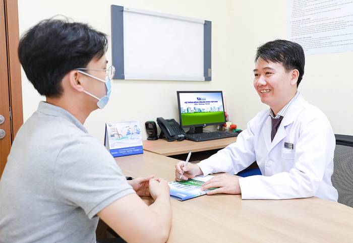 Bác sĩ Trúc khám và tư vấn cho một người bệnh. Ảnh minh họa: Bệnh viện Đa khoa Tâm Anh