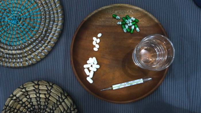 Uống thuốc đúng chỉ định góp phần kiểm soát đường huyết. Ảnh: Anh Chi
