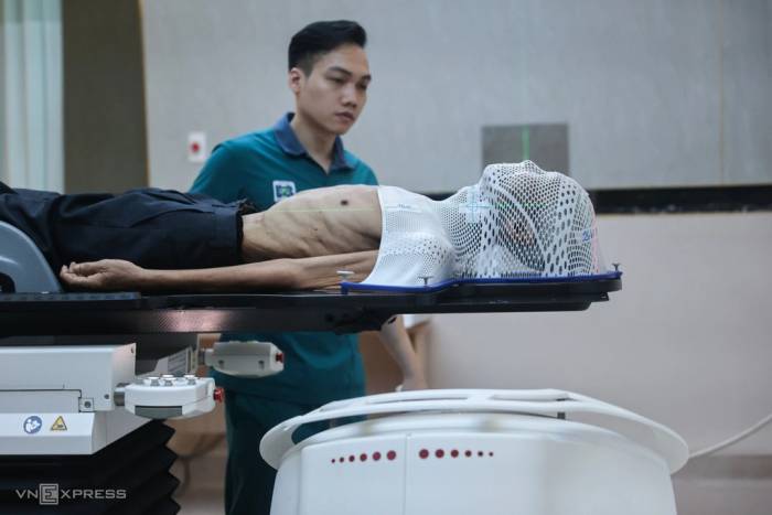 Xạ trị cho bệnh nhân ung thư tại Bệnh viện Ung Bướu TP HCM cơ sở 2. Ảnh: Quỳnh Trần