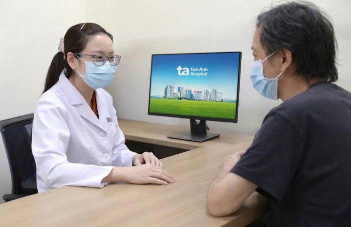 Bác sĩ Thùy tư vấn cho người bệnh trong lần tái khám. Ảnh: Bệnh viện Đa khoa Tâm Anh