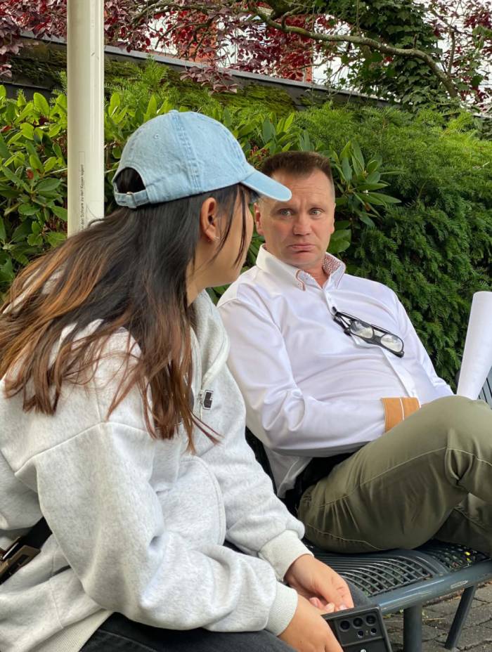 Ông Michael Tirp giúp Phương Nga làm việc với viện dưỡng lão ở Thüringen, hôm 16/9. Ảnh: Nhân vật cung cấp