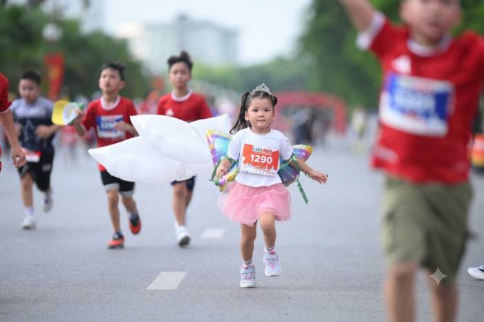 Runner nhí mặc trang phục công chúa. Ảnh: Techcom Life