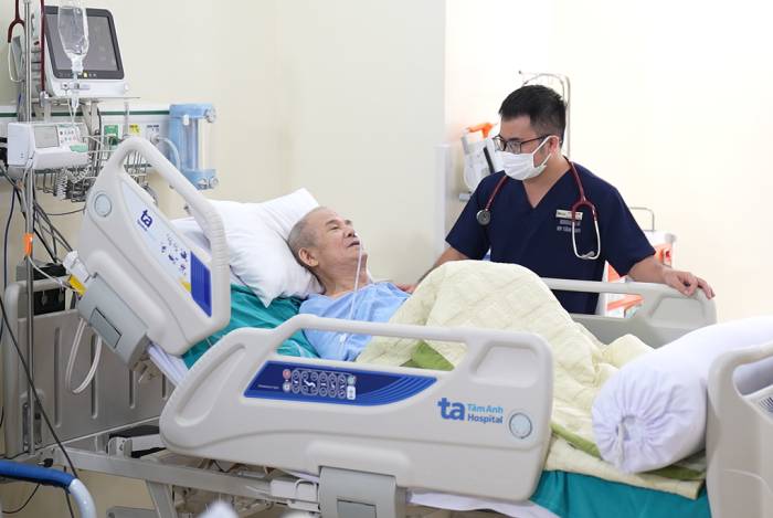 Bác sĩ Khoa kiểm tra tình trạng sức khỏe của ông Phục. Ảnh: Bệnh viện Đa khoa Tâm Anh