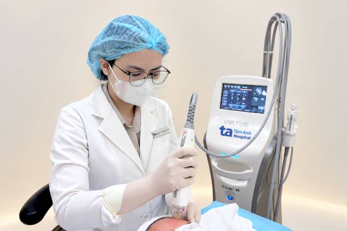 Bác sĩ Trân sử dụng công nghệ vi kim RF để cải thiện tình trạng lỗ chân lông to cho chị Hà. Ảnh: Bệnh viện Đa khoa Tâm Anh