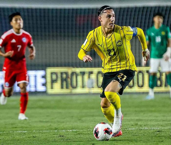 Đội trưởng Dion Cools của Malaysia thi đấu trong trận thắng Singapore 6-0. Ảnh: MalaysiaNT
