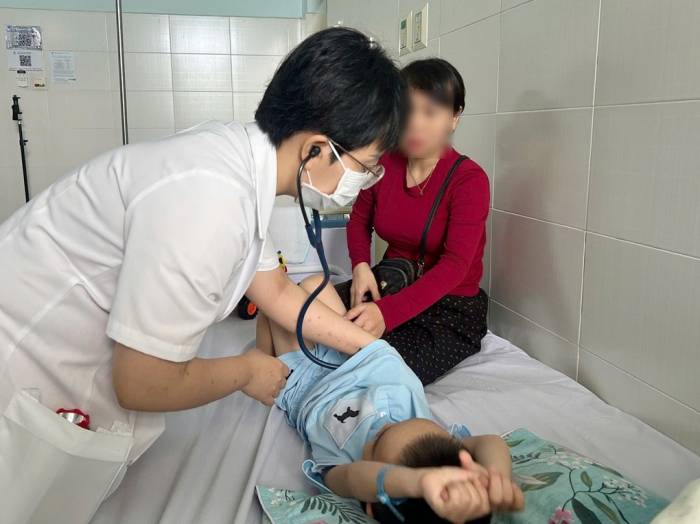 Bệnh nhi được điều trị ở Bệnh viện Sản - Nhi tỉnh Quảng Ngãi. Ảnh: Kim Ny