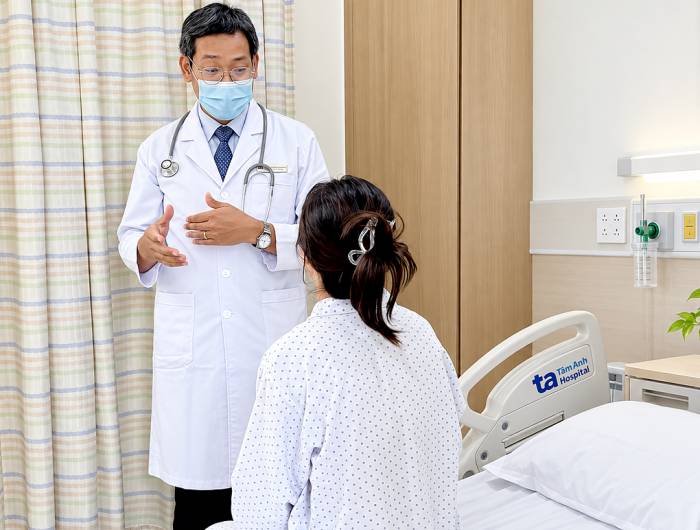 Bác sĩ dặn dò chị Thái trước khi xuất viện. Ảnh: Bệnh viện Đa khoa Tâm Anh