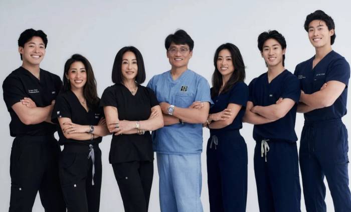 Gia đình của ông Leon Chen và bà Jennifer Cha. Ảnh: SCMP