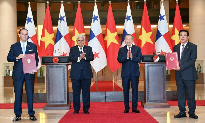 Tổng Bí thư, Chủ tịch nước Tô Lâm và Tổng thống Panama Jose Raul Mulino chứng kiến lễ trao các văn kiện hợp tác giữa hai nước. Ảnh: Giang Huy