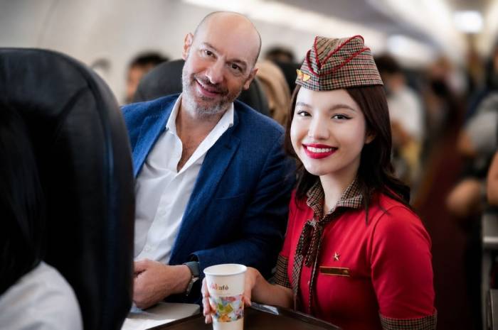 Tiếp viên hàng không phục vụ hành khách trên chuyến bay Vietjet. Ảnh: Vietjet