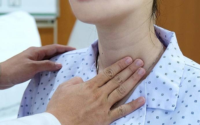 Viêm amidan có thể gây đau, sưng họng. Ảnh: Đinh Tiên