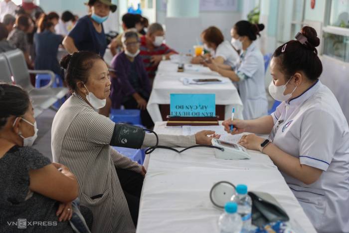 Đo huyết áp cho người dân tại trạm y tế ở TP HCM trong chương trình khám sức khỏe miễn phí toàn dân. Ảnh: Quỳnh Trần