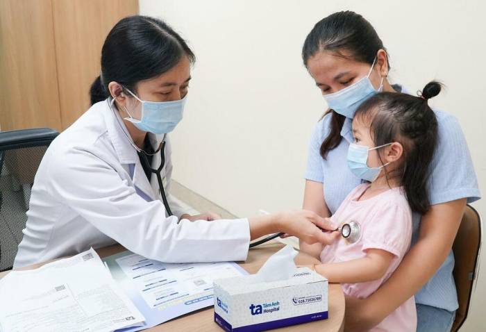 Bác sĩ Hân thăm khám cho trẻ viêm đường hô hấp tại Bệnh viện Đa khoa Tâm Anh. Ảnh: Phương Đặng