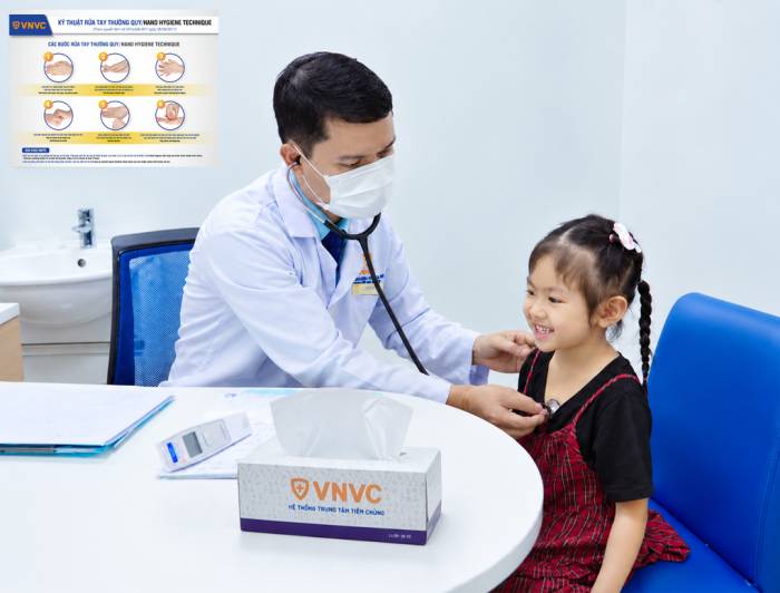 Trẻ được bác sĩ khám sàng lọc trước khi tiêm vaccine bổ sung đầu năm học mới. Ảnh: Minh Chiến