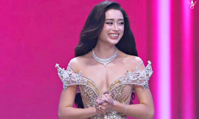 Khoảnh khắc Emoura Phạm được gọi tên vào top 5 Miss Grand International 2026