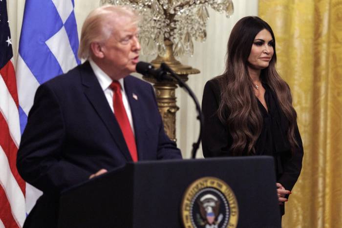 Tổng thống Mỹ Donald Trump (trái) và Đại sứ Mỹ tại Hy Lạp Kimberly Guilfoyle tại Nhà Trắng ngày 26/3. Ảnh: Reuters